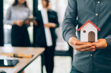 ofiste ev modeli modern proje tutan genç mühendisler