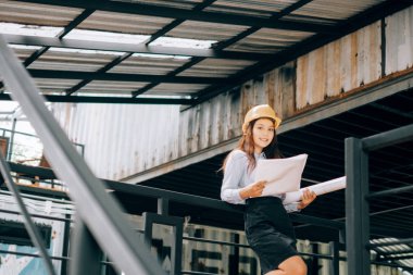 Helmat görünümlü kameralar takan genç mühendisler ofiste modern projenin taslağını tutuyorlar, mühendis konsepti