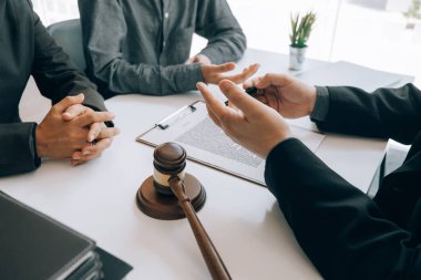 akıllı avukat incelemesi ve ofiste bef müşterilerine tavsiye vermek
