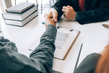 karar dikkate almadan önce ofiste tavsiye ile akıllı avukat el sıkışma, avukat concep