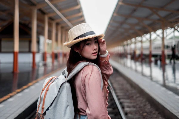 Femme souriante voyageur regardant appareil photo avec sac à dos en vacances r — Photo