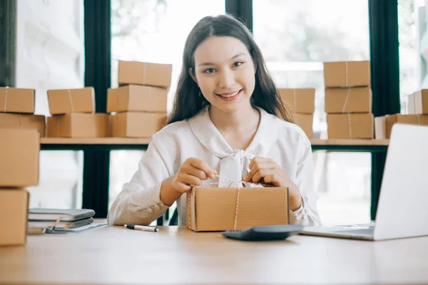 Mutlu kadın paketleri müşterilerine sipariş prod göndermek için ürün paketleri — Stok fotoğraf
