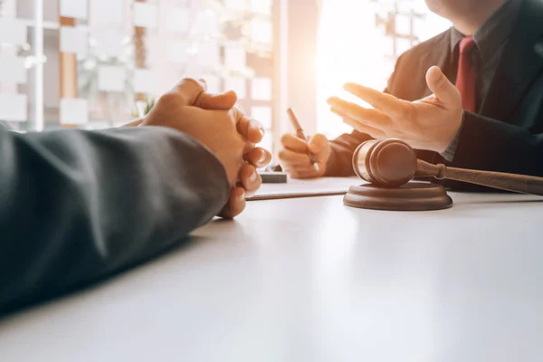 Kluger Anwalt überprüft und berät Mandanten im Büro — Stockfoto