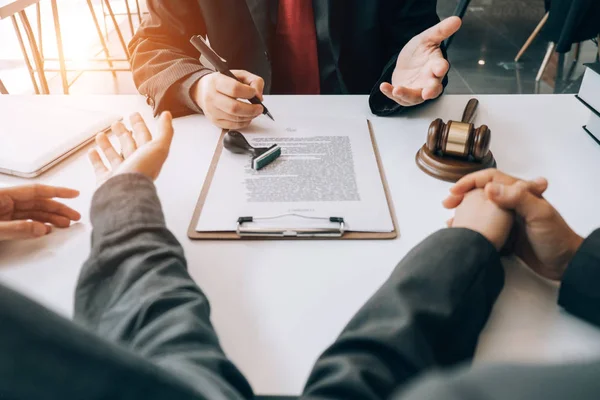 Kluger Anwalt überprüft und berät Mandanten im Büro — Stockfoto