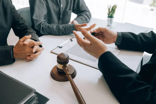 Kluger Anwalt überprüft und berät Mandanten im Büro — Stockfoto