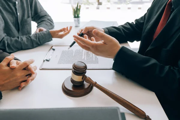 Kluger Anwalt überprüft und berät Mandanten im Büro — Stockfoto