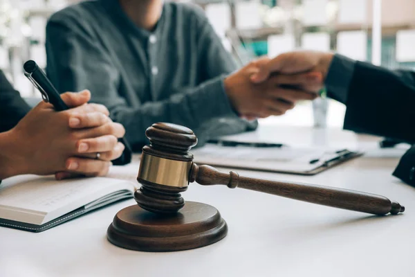 Kluger Anwalt überprüft und berät Mandanten im Büro — Stockfoto