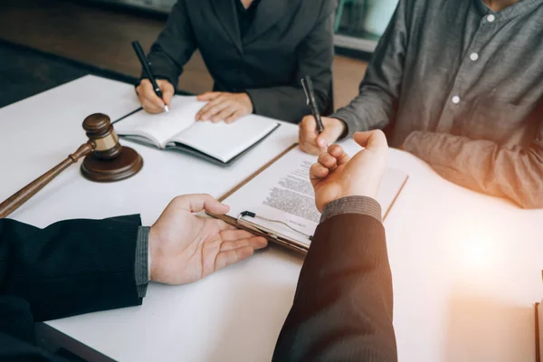 Kluger Anwalt überprüft und berät Mandanten im Büro — Stockfoto