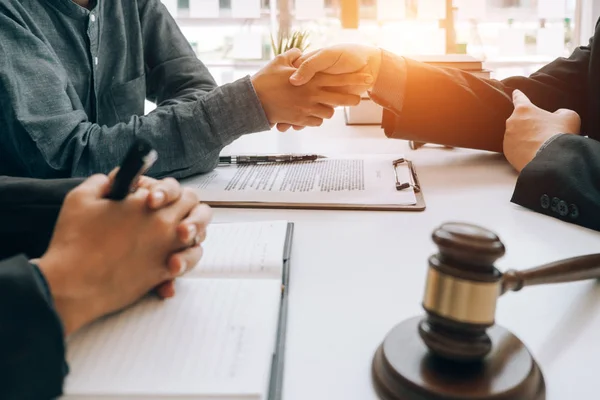 Slimme advocaat review en advies geven aan klanten in het kantoor BEF — Stockfoto