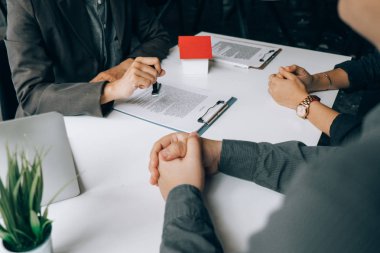 Gayrimenkul acentaları, müşteriler için imza göndermek için belgeleri 