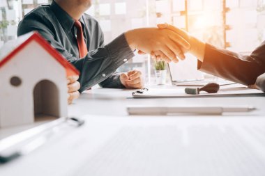 Emlakçılar ev sattıktan sonra müşterilerle el sıkışma