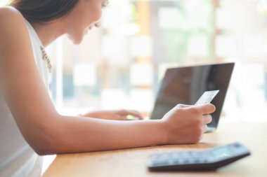 dizüstü bilgisayar kullanarak kredi kartı tutan güzel kadın alışveriş sitesi online zevk, alışveriş concep