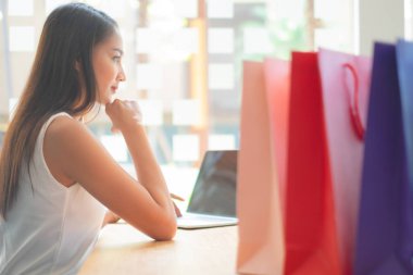 alışveriş çantaları, alışveriş concep ile alışveriş sitesi online zevk dizüstü bilgisayar kullanarak güzel kadın