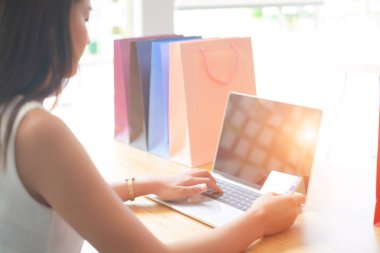 dizüstü bilgisayar kullanarak kredi kartı tutan güzel kadın shoping çanta web sitesi online, alışveriş concep ile alışveriş keyfini çıkarın