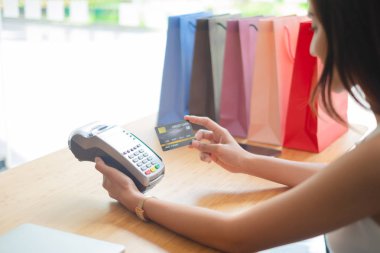 ödeme b için kredi kartı okuyucu makine tutan güzel kadın