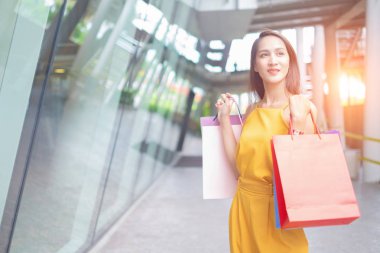 Alışveriş merkezinin açık havada duran alışveriş keyfi alışveriş çantaları ile güzel kadınlar, alışveriş konsepti