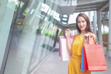 Alışveriş merkezinin açık havada duran alışveriş keyfi alışveriş çantaları ile güzel kadınlar, alışveriş konsepti