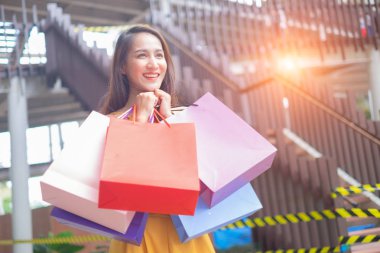 Alışveriş merkezinin açık havada duran alışveriş keyfi alışveriş çantaları ile güzel kadınlar, alışveriş konsepti
