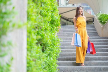 Alışveriş merkezinin açık havada duran alışveriş keyfi alışveriş çantaları ile güzel kadınlar, alışveriş konsepti