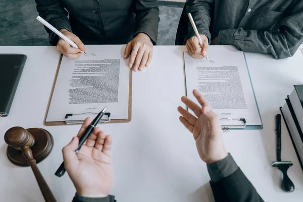 Kluger Anwalt überprüft und berät Mandanten im Büro — Stockfoto