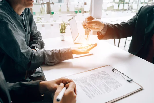 Immobilienmakler halten Musterhaus und Schlüssel für Doktorarbeit — Stockfoto