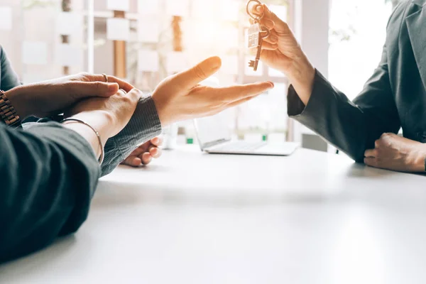 Immobilienmakler halten Musterhaus und Schlüssel für Doktorarbeit — Stockfoto