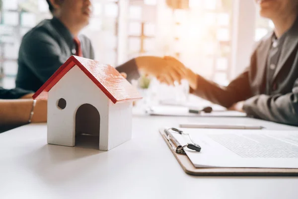 Fastighetsmäklare handskakning med kunder efter att ha sålt hus — Stockfoto