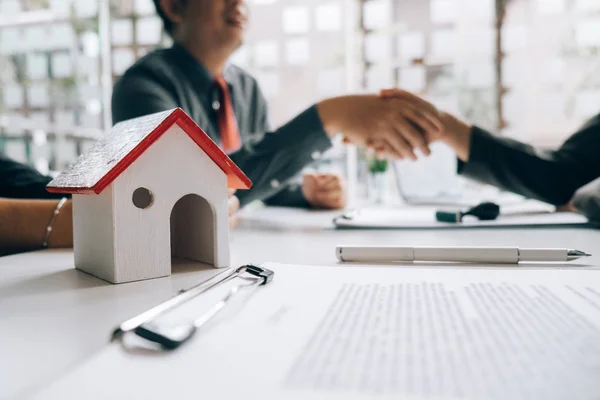 Fastighetsmäklare handskakning med kunder efter att ha sålt hus — Stockfoto