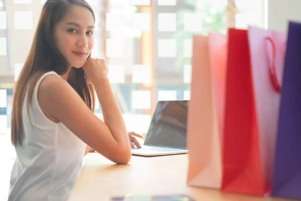alışveriş çantaları, alışveriş concep ile alışveriş sitesi online zevk dizüstü bilgisayar kullanarak güzel kadın