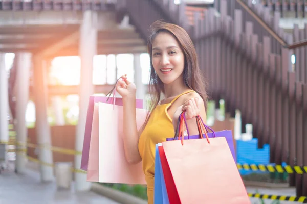 Mulheres Bonitas Com Sacos Compras Desfrutando Compras Livre Shopping Center — Fotografia de Stock