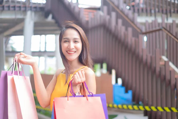 Schöne Frauen Mit Einkaufstaschen Genießen Beim Einkaufen Freien Vor Dem — Stockfoto