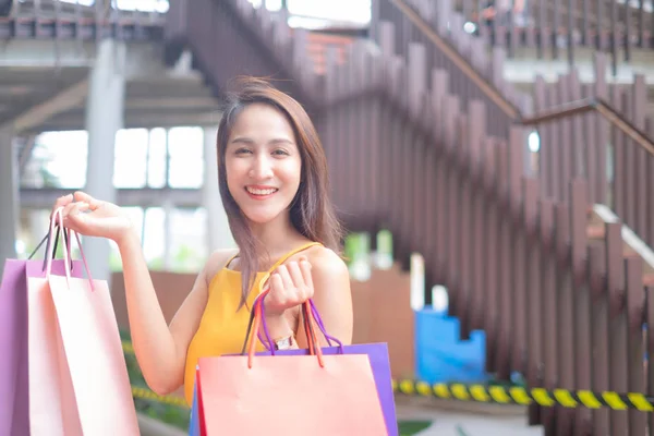 Belle Donne Con Borse Della Spesa Godendo Piedi Shopping All — Foto Stock