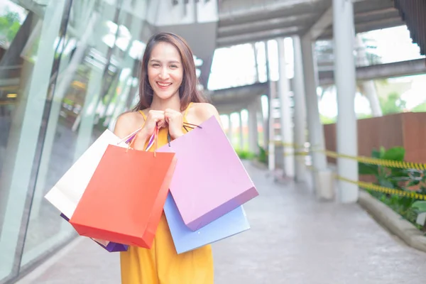 Hermosas Mujeres Con Bolsas Compras Disfrutando Las Compras Pie Aire — Foto de Stock