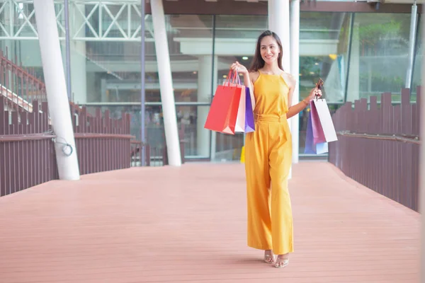 Hermosas Mujeres Con Bolsas Compras Tarjeta Crédito Disfrutando Las Compras — Foto de Stock