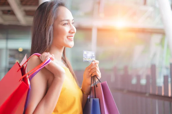 Mulheres Bonitas Com Sacos Compras Cartão Crédito Desfrutando Compras Livre — Fotografia de Stock