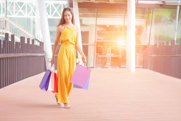 Hermosas Mujeres Con Bolsas Compras Disfrutando Las Compras Pie Aire — Foto de Stock