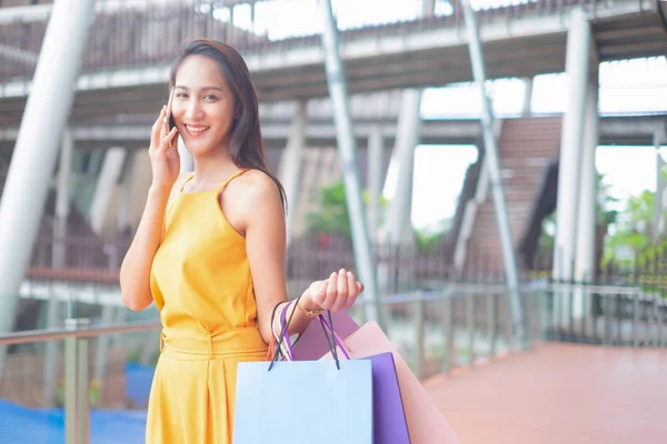 Hermosas Mujeres Con Bolsas Compras Teléfono Inteligente Disfrutando Las Compras — Foto de Stock