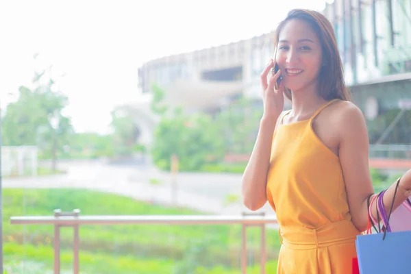 Mulheres Bonitas Com Sacos Compras Smartphones Desfrutando Compras Livre Shopping — Fotografia de Stock