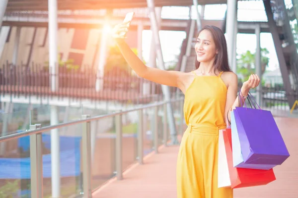 Piękne Kobiety Torby Zakupy Smartphone Ciesząc Się Zakupy Stoi Zewnątrz — Zdjęcie stockowe