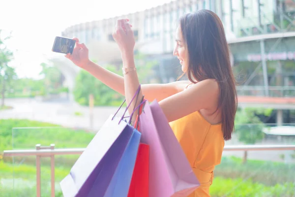 Mulheres Bonitas Com Sacos Compras Smartphones Desfrutando Compras Livre Shopping — Fotografia de Stock