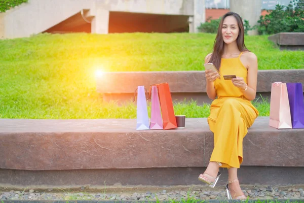 Hermosas Mujeres Con Bolsas Compras Teléfono Inteligente Disfrutando Las Compras — Foto de Stock