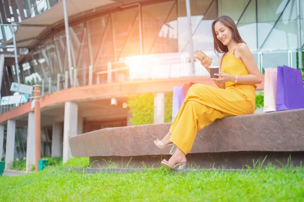 Hermosas Mujeres Con Bolsas Compras Teléfono Inteligente Disfrutando Las Compras — Foto de Stock