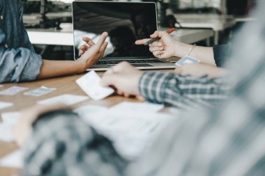 Grafik tasarımcıları bilgisayar tasarım uygulaması ile birlikte çalışırlar