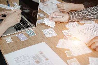 Grafik tasarımcıları bilgisayar tasarım uygulaması ile birlikte çalışırlar