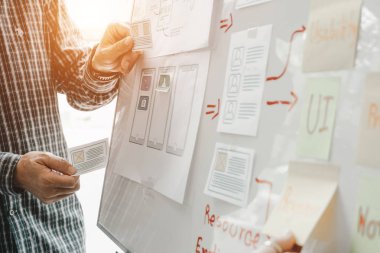 Grafik tasarımcıları bilgisayar tasarım uygulaması ile birlikte çalışırlar