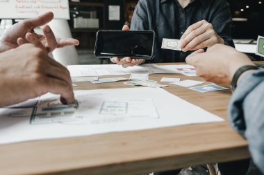 Grafik tasarımcıları bilgisayar tasarım uygulaması ile birlikte çalışırlar