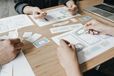 Grafik tasarımcıları bilgisayar tasarım uygulaması ile birlikte çalışırlar