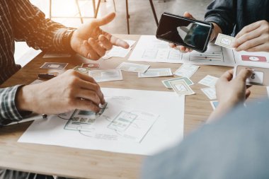 Grafik tasarımcıları bilgisayar tasarım uygulaması ile birlikte çalışırlar