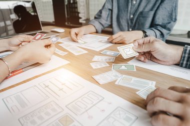 Grafik tasarımcıları bilgisayar tasarım uygulaması ile birlikte çalışırlar