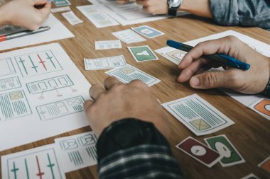 Grafik tasarımcıları bilgisayar tasarım uygulaması ile birlikte çalışırlar